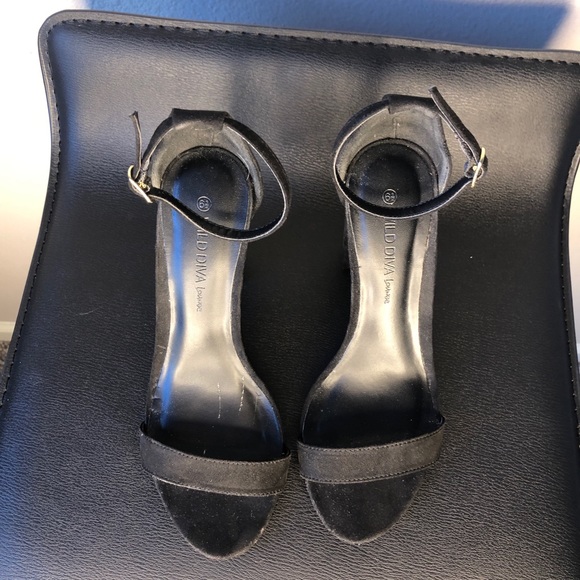 Black open toed silk heels - Picture 5 of 5